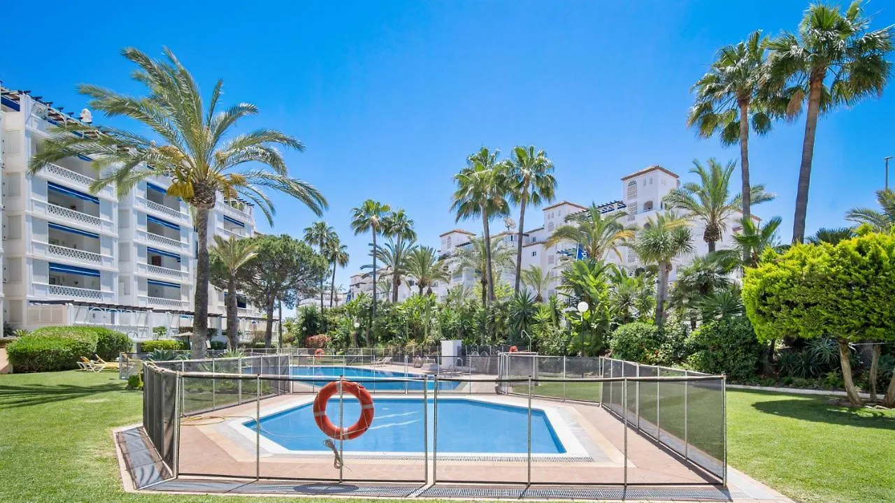 Apartamento De 2 Dormitorios En Las Gaviotas - Puerto Banus Marbella Spain