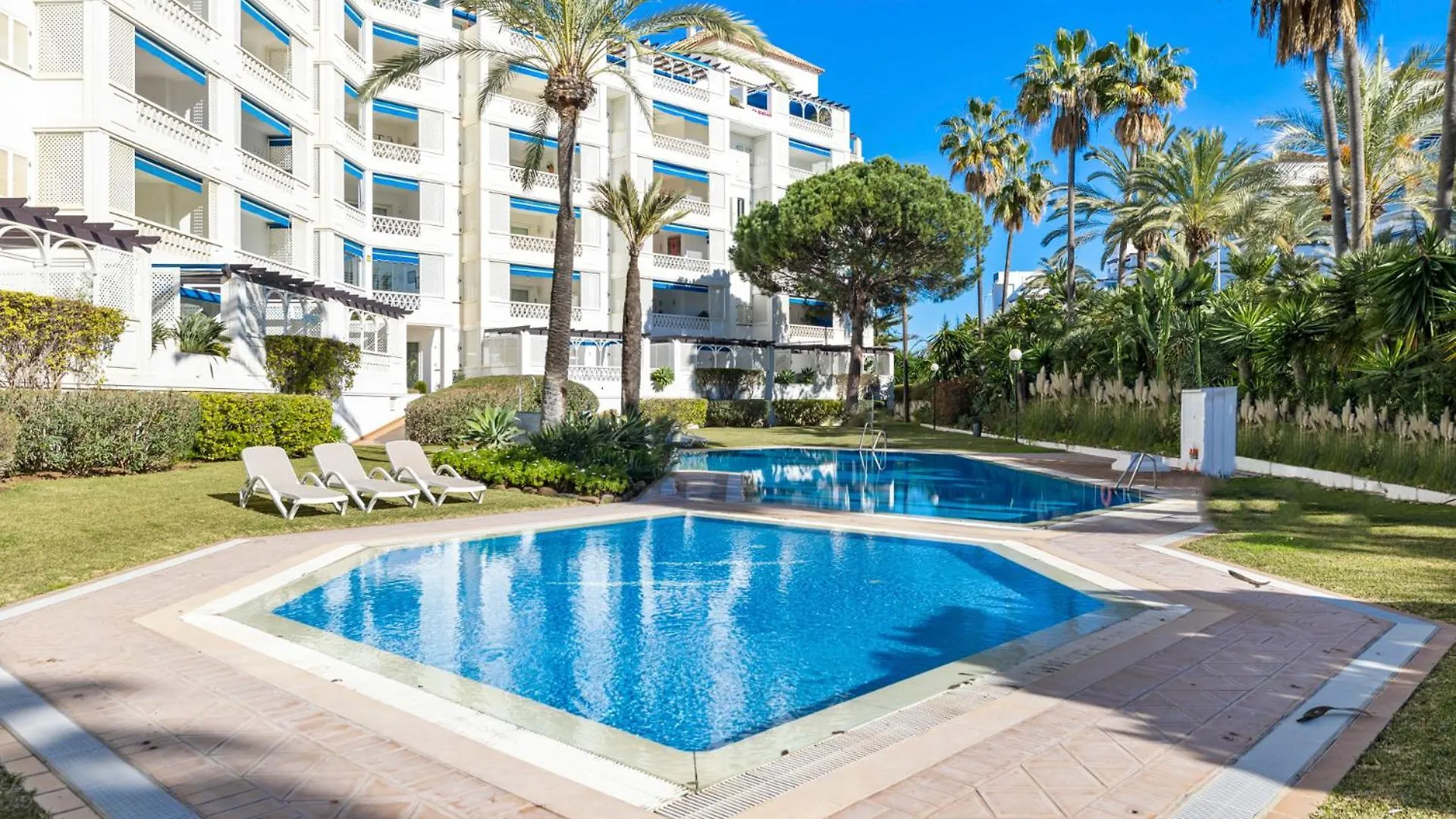 Apartamento De 2 Dormitorios En Las Gaviotas - Puerto Banus Marbella