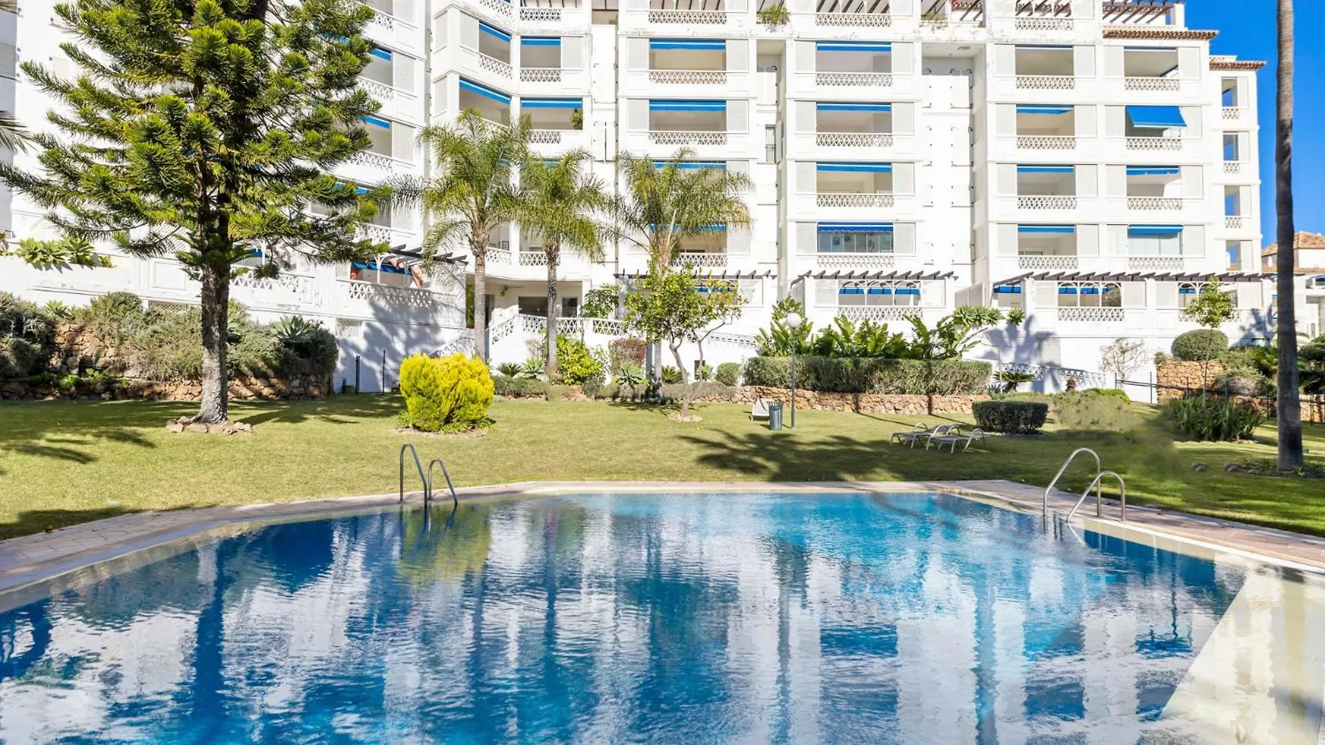 Apartamento De 2 Dormitorios En Las Gaviotas - Puerto Banus Marbella 0*,  Spain