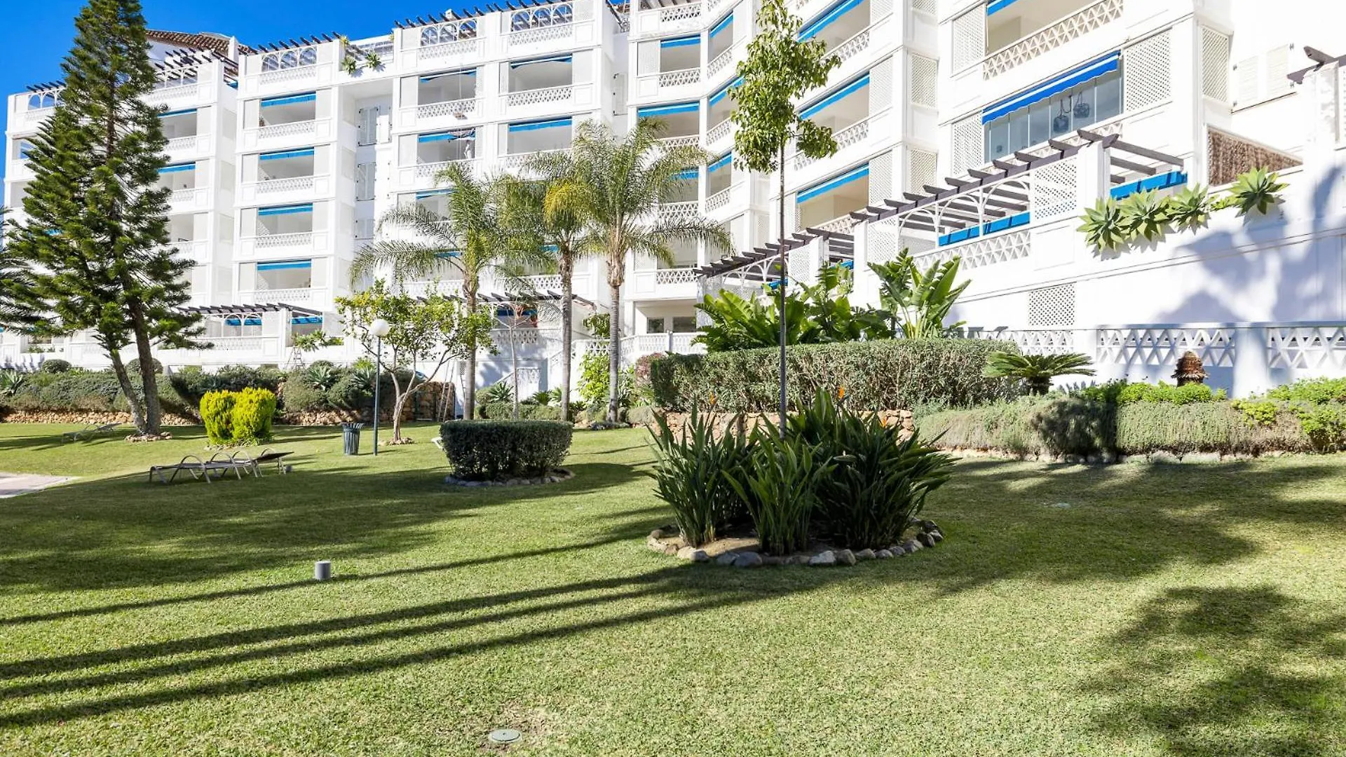 Apartamento De 2 Dormitorios En Las Gaviotas - Puerto Banus Marbella